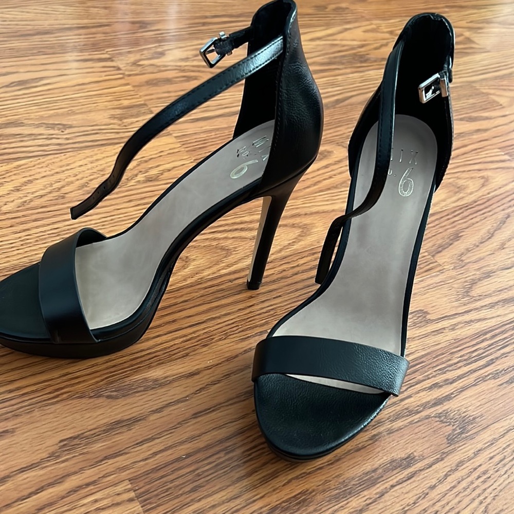 Sexy black platform sandals!